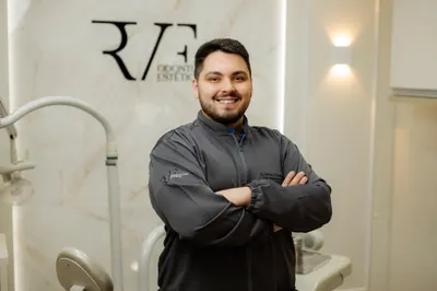 Dr. Vinicius Rodrigues no consultório da RVF Odontologia Estética